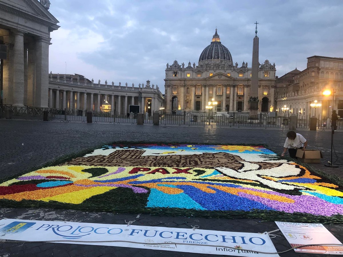 infioratafucecc's tweet photo. Quadro di #infiorata realizzato dal Gruppo infioratori della pro loco di Fucecchio a Roma  per la festa dei santi Pietro e Paolo patrono della città #infioratadelleproloco https://t.co/dBKOwJSKdY
