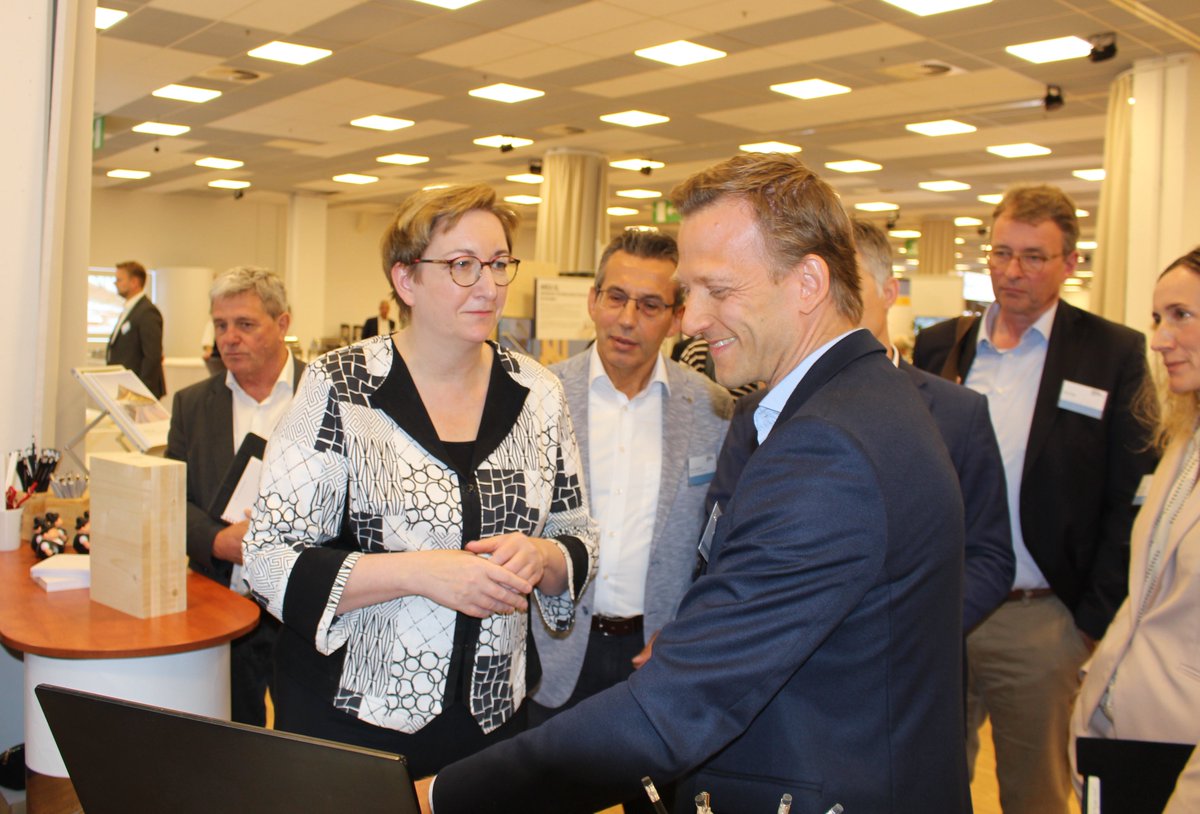 Dank an <a href="/klara_geywitz/">Klara Geywitz</a> <a href="/BMWSB_Bund/">Bundesbauministerium</a> für heutigen Besuch beim #Holzbau-Kongress in Berlin! Die Ministerin stellte Potenziale und Perspektiven für Klimafreundliches Bauen mit Holz dar. Trotz Baukrise sieht sich Branche gestärkt. Weitere Impulse durch die Politik in Baurecht nötig.