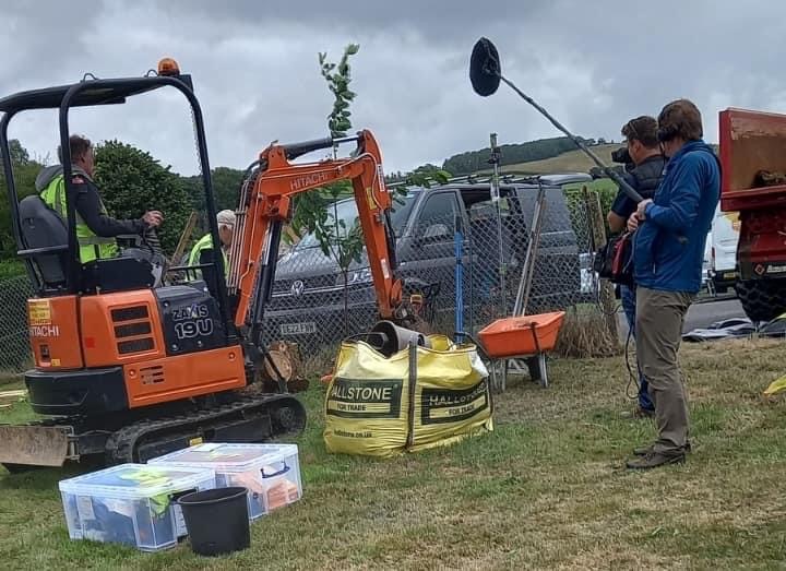 ysgolbydder's tweet photo. Am benwythnos prysur! @boomcymru yn ffilmio ar gyfer #prosiectpummil ! Diolch yn fawr i bawb unwaith eto am eich gwaith caled dros y cyfnod yma, ac i’r holl gontractwyr a oedd yn hael iawn. Pleser oedd cydweithio gyda @Tryst_Ellis @emmagwalford
ar griw hefyd!#balch#cymunedfelun https://t.co/hOJiiJPh7L