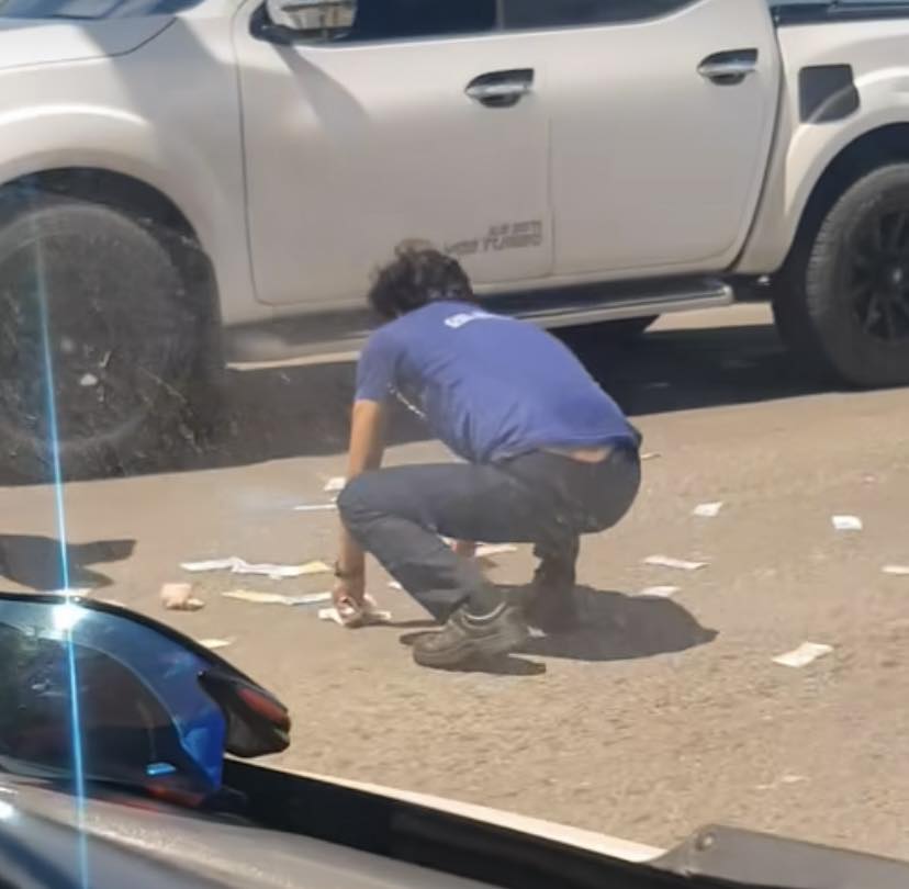 News5PH's tweet photo. Nagkalat ang mga perang papel na dala ng isang remittance collector habang binabaybay ang kahabaan ng South Road Properties sa Barangay Mambaling, Cebu City, July 4. #News5 | via Romeo Marantal/The Freeman https://t.co/IR8zMEYZcd