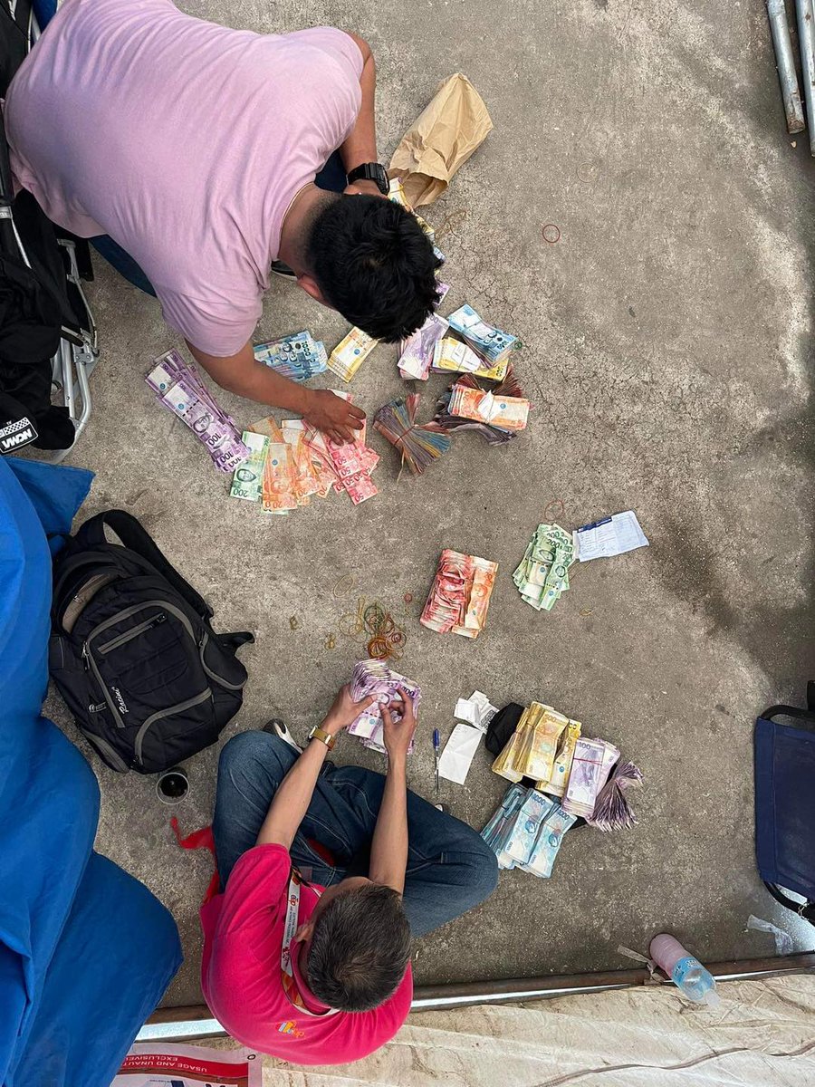 News5PH's tweet photo. Nagkalat ang mga perang papel na dala ng isang remittance collector habang binabaybay ang kahabaan ng South Road Properties sa Barangay Mambaling, Cebu City, July 4. #News5 | via Romeo Marantal/The Freeman https://t.co/IR8zMEYZcd