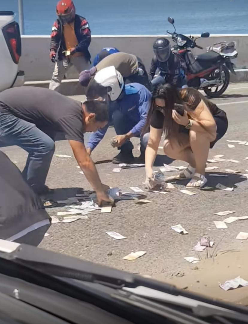 News5PH's tweet photo. Nagkalat ang mga perang papel na dala ng isang remittance collector habang binabaybay ang kahabaan ng South Road Properties sa Barangay Mambaling, Cebu City, July 4. #News5 | via Romeo Marantal/The Freeman https://t.co/IR8zMEYZcd