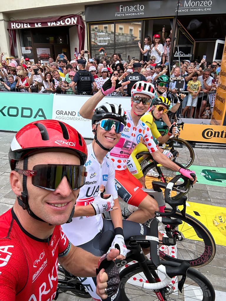 LeTour's tweet photo. 💪 Start line selfie - Courtesy of your @century21fr most combative rider of Stage 3 @lauPichon 

💪 Le selfie quotidien, via notre combatif @century21fr de l'étape 3, @laupichon 

#TDF2023 https://t.co/HKeKyCpXJW