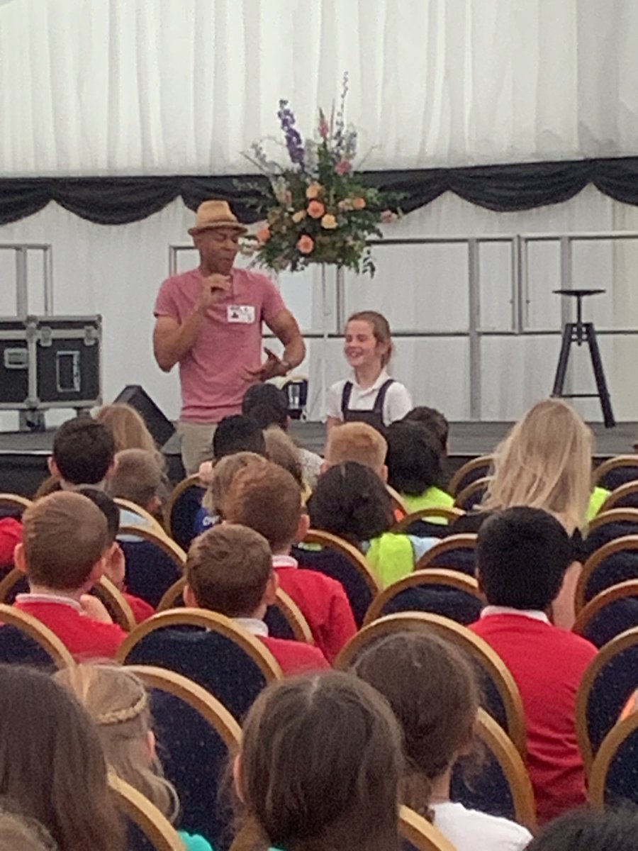 Years 3,4 and 5 had a wonderful and inspiring day on Monday travelling to watch @iamkingkimba perform at @MCSOxford! Thank you so much to all who arranged it.