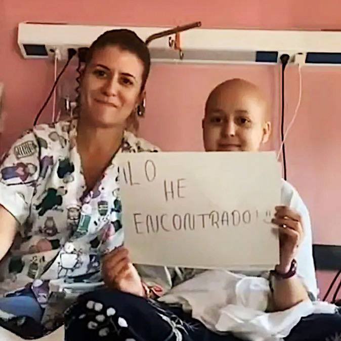 esdecirdiario's tweet photo. Paula, una joven de 11 años de Almonte que padece leucemia, hizo un llamamiento en redes sociales y… ¡ha encontrado un donante compatible!!!!

«La vida nos dió un golpe duro en Noviembre del 2022. Nos arrebató nuestras ilusiones, sueños, metas, objetivos...

Poco a poco entrábamos en un "mundo" desconocido para nosotros, hospital, UCI pediatrica, médula, reservorio, tratamientos, analíticas... Conceptos que nunca antes habíamos escuchado y que con el paso de los días fue nuestra segunda casa», cuenta @siguenadandodory.

Dentro de unas semanas irán a Sevilla, al Hospital Virgen del Rocío, para que la pequeña empiece todas las pruebas.

«Esto no hubiera sido posible sin vosotros. Gracias a cada una de las personas que ha estado ahí, que ha superado su miedo a las agujas y se ha hecho donante. A quien nos ha brindado su hombro, para reír y llorar; a quien ha compartido las publicaciones y visibilidad a la donación de médula. No habrá vidas para pagar todo lo que habéis hecho por nuestra pequeña».

Ahora les queda un camino largo y duro, pero como dice su mamá «el primer escalón ya lo hemos subido. Con esperanza y fe llegaremos a nuestra ansiada meta y lo celebramos todos juntos».

DONA MÉDULA, DONA VIDA 🫶🏻🩸💪🏻