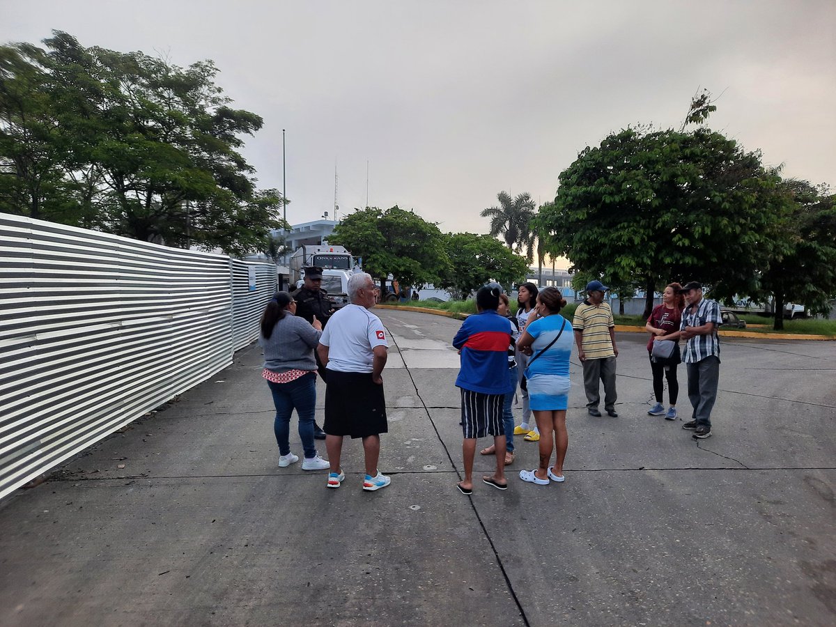pnorteavanzaya's tweet photo. Moradores de Panamá Norte protestan en la entrada de las instalaciones del IDAAN en Chilibre por falta de suministro de agua potable de los carros sisternas.
Nadie entra y nadie sale hasta resivir respuesta.
@nexnoticias @TReporta @tvnnoticias @IDAANinforma @ProtegeryServir https://t.co/yIixoYAAUL