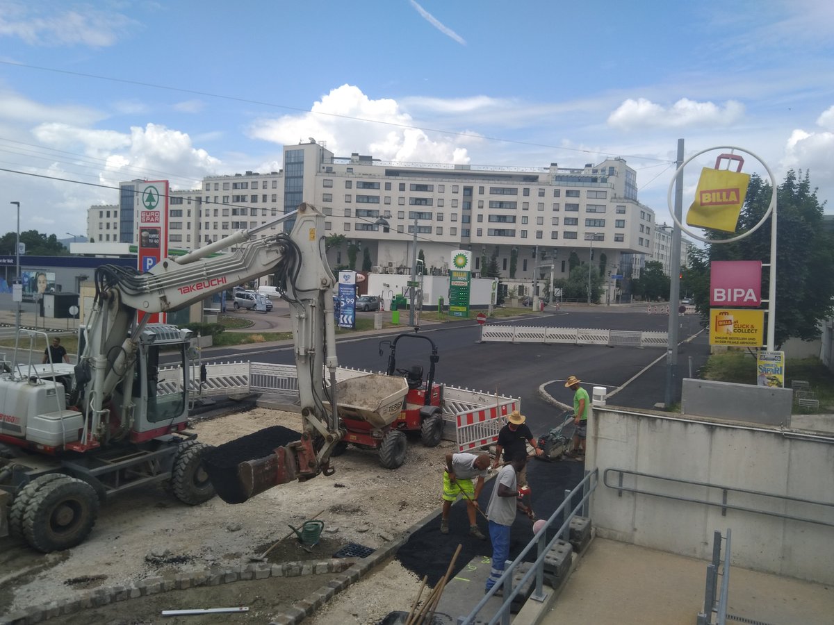 plepe's tweet photo. Nach langer Baustelle erstrahlt die Sagedergasse (#Wien) endlich in frischem Asphalt. Die alte Aufteilung wurde (bzw. wird) zentimetergenau nachgebaut. Nicht ein Grashalm stört das Bild 😍 https://t.co/9Ydddozt7c