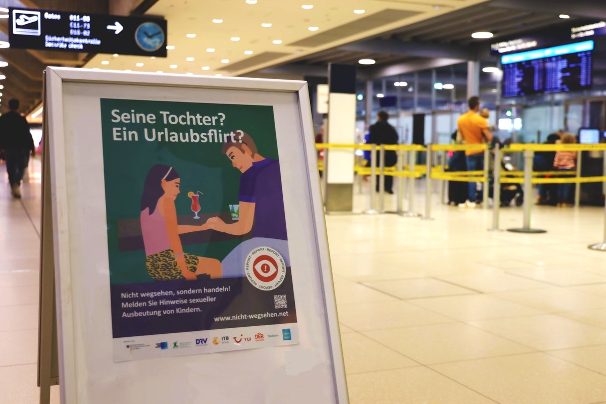 BMI_Bund's tweet photo. Nicht wegsehen, sondern handeln: Eine Plakatkampagne von @ECPATgermany, @DRVDE, @ZivileHelden sensibilisiert Reisende für den #Kinderschutz. Verdächtige Beobachtungen von sexualisierten Übergriffen auf Kinder können unter https://t.co/NpJTxg5YdL gemeldet werden. @bka @BMFSFJ https://t.co/5et4VKnRy6