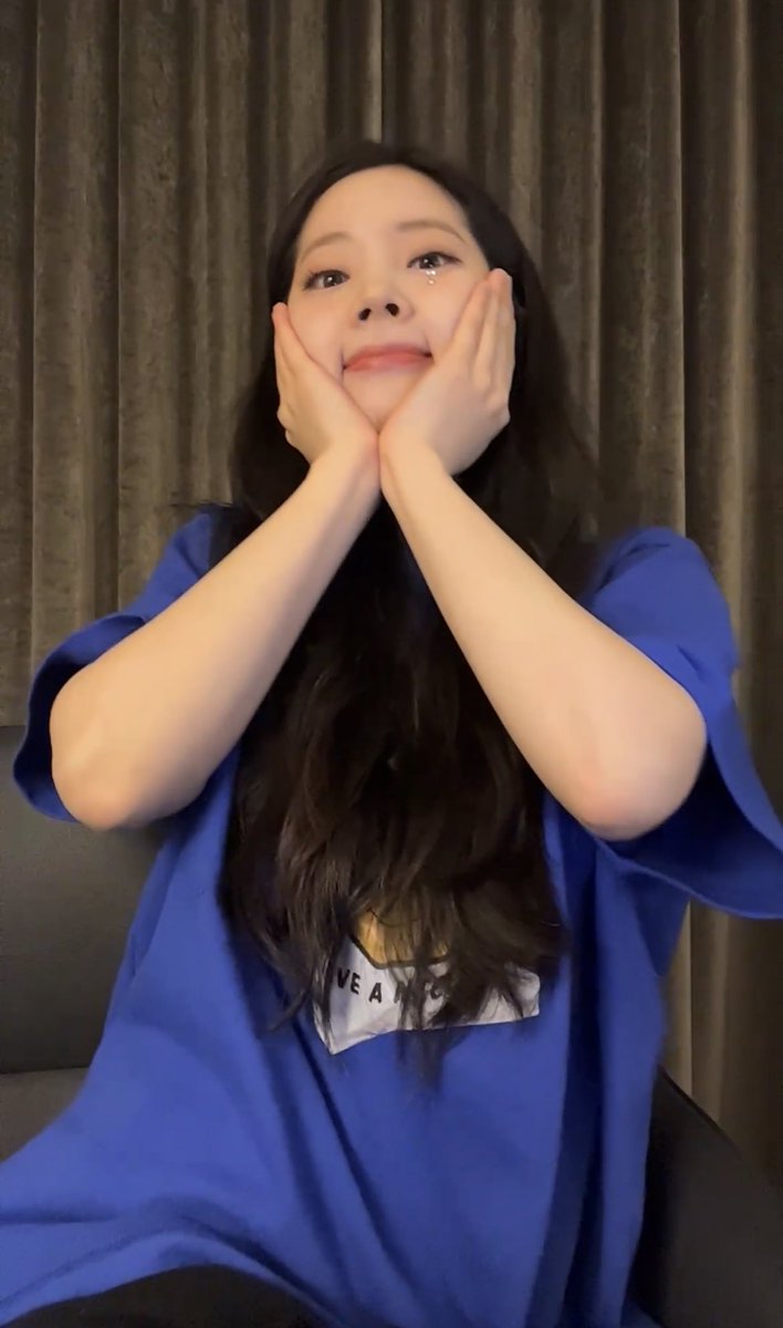 outrodhk's tweet photo. she's my whoooooole wideeee woooooorld my dahyun dubuuuuu wubuuuuu https://t.co/gt2poNxI0E