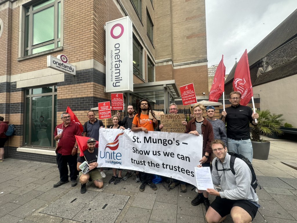 andyunite's tweet photo. @SMUnite members paid a visit to @onefamilyglobal to deliver a letter to a trustee of St Mungoβs Teddy Nyahasha asking to encourage management to get back round the table with @unitetheunion in @UniteLondonEast for a fair pay rise
#workerstrikeback https://t.co/1YhiARXGba