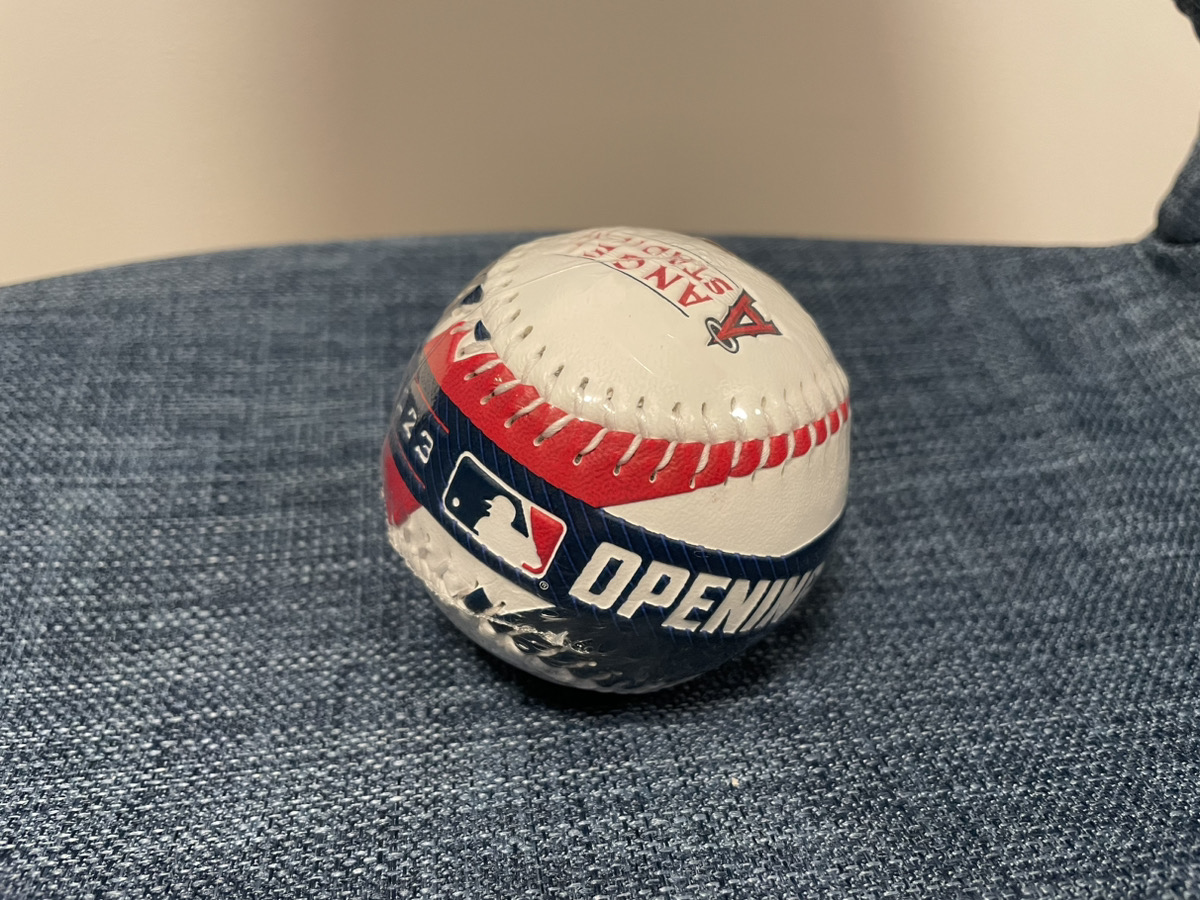 SBD4099252's tweet photo. アメリカにいる友達から、大好きな大谷選手が所属するエンゼルスのオープン戦のお土産送られてきた！
ありがとう！

#相互フォロー
#フォロバ100 https://t.co/KNaXN346pO
