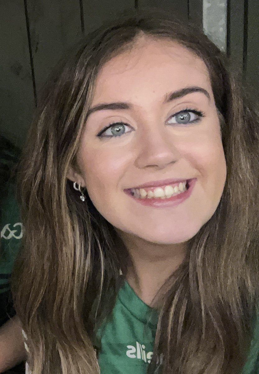 qub_gaeilge's tweet photo. Comhghairdeas mór ó chroí le Rhíannon McFalone (leibhéal a 1) ar ar bronnadh Duais Leabhair Emrys &amp; Noelle Evans as na sárthorthaí a ghnóthaigh sí sa Ghaeilge i mbliana. Bhí Rhíannon ar an scéim chónaithe freisin @QueensAccomm. Treise leat a Rhíannon! ✨🤩😍 @GCD_DunGeimhin https://t.co/yBlvRpsqtt