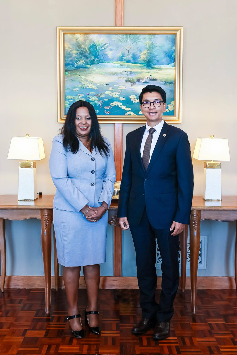 SE_Rajoelina's tweet photo. Je remercie personnellement @MUwanyiligira, représentante de la #BanqueMondiale à #Madagascar pour ces 4 années d'engagement et de travail sans relâche au service des #Malagasy, particulièrement des plus vulnérables. Madagascar vous portera à jamais dans son cœur. @WB_Madagascar https://t.co/MbxKAsLX4f