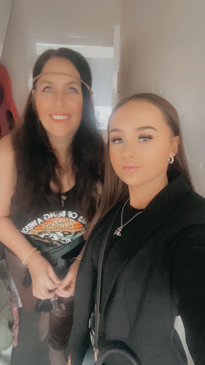 SUREmovement's tweet photo. London here we come…. !!!! 
🇬🇧 🤪🛍️🌆😎💕 🚊 🏨 🥳🍹 #BirthdayCelebrations https://t.co/2iEIICjew4
