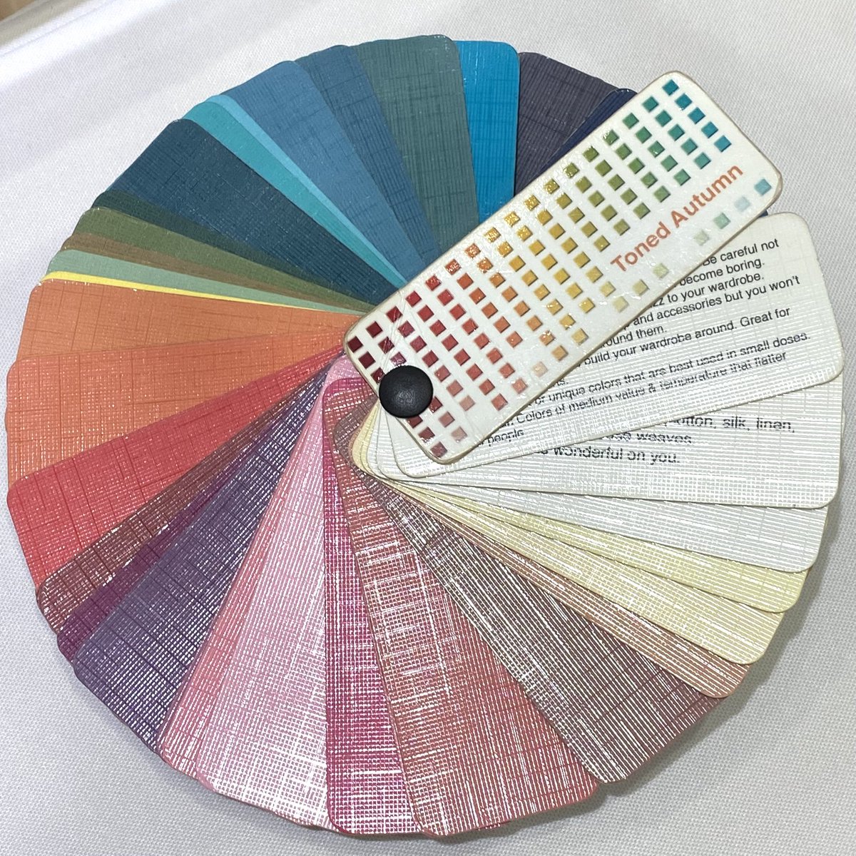 twistedmilkyway's tweet photo. tepat minggu lalu, aku belajar sesuatu yang insightful dan berguna bagi self esteem &amp; dompetku!

yaitu, personal color 💚 https://t.co/Tgs0GLdoyS
