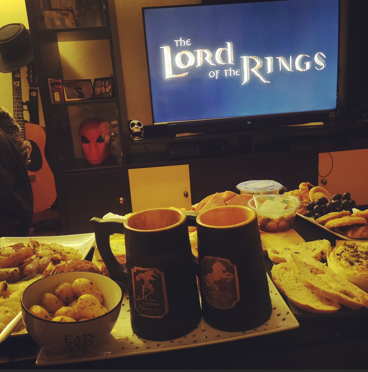 johnbrito93's tweet photo. Entenda... quando eu te propôr para assistir o filme O Senhor dos Anéis em casa, é disso que se trata...viu

Basicamente um evento. https://t.co/osrFtmfuJb