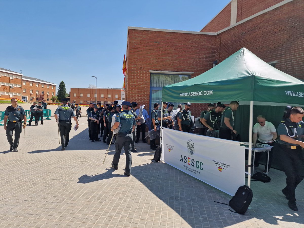 ASESGC's tweet photo. Muchísimo interés entre los sargentos alumnos por la unica asociación exclusiva de #SuboficialesGC 

Enhorabuena y mucha suerte con los destinos‼️

@interiorgob @guardiacivil https://t.co/6uN6h3QFv0