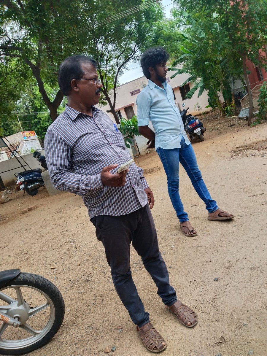 hindumunnani_tn's tweet photo. மதமாற்றம் தடுப்பு..

விருதுநகர் மாவட்டம் , காரியாபட்டி ஒன்றியம்,  வக்கனாங்குண்டு கிராமத்தில் இன்று காலை சுமார் 10 மணி அளவில் வெளியூர��ல் இருந்து வந்து கிருஸ்துவ மதமாற்ற கும்பல் இந்துக்கள் அதிகம் வசிக்ககூடிய பகுதியில், மதமாற்றும் நோக்கத்தோடு நோட்டீஸ் விநியோகம் செய்து கொண்டு இருந்தனர்.

இந்த தக���ல் அறிந்து சம்பவ இடத்திற்கு சென்ற இந்து முன்னணி பொறுப்பாளர்கள், கிருஸ்துவ மதமாற்ற கும்பலை தடுத்து நிறுத்தி காரியாபட்டி காவல் நிலையத்தில் ஒப்படைத்து, சம்பந்தப்பட்ட நபர்கள் மீது புகார் மனு அளிக்கப்பட்டது...

#Viruthunagar #Conversion #BanConversion #வெற்றிசெய்தி #HinduMunnani #இந்துமுன்னணி