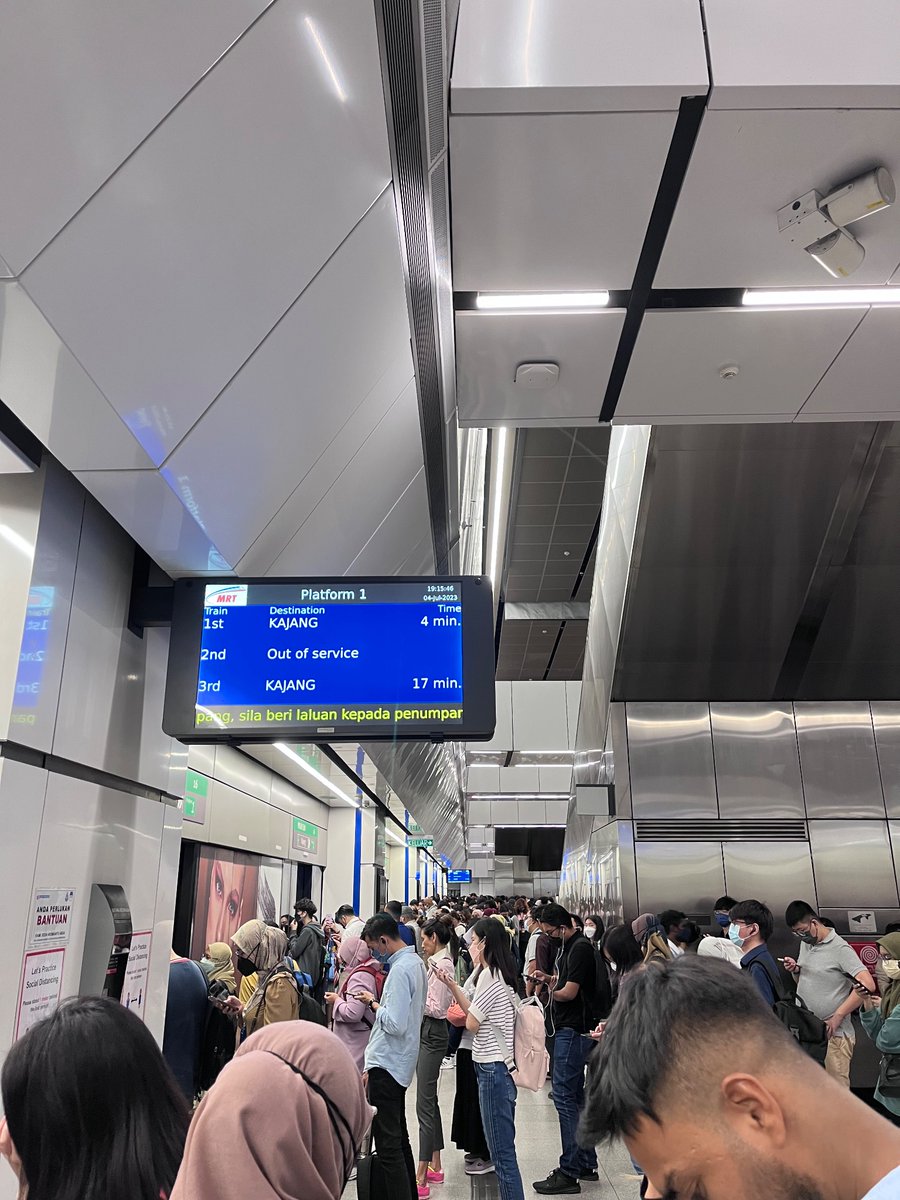 mukand's tweet photo. Rasanya tren mrt ke-2 tu dah ke mane ye? Di pasar seni ni @askrapidkl @MRTMalaysia https://t.co/OjZIdWHV6g