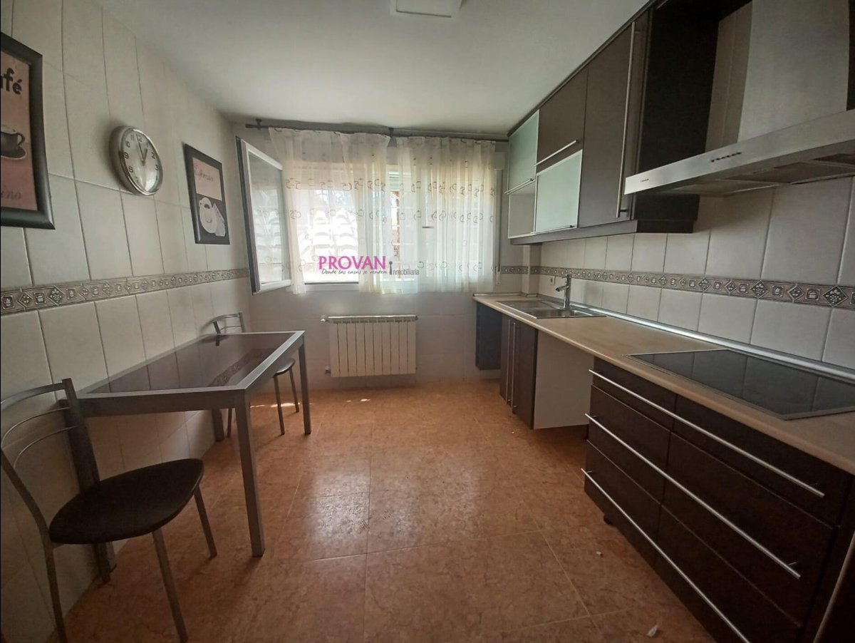 Chalet adosado en Torrejón Del Rey. 3 Dormitorios, 2 baños, 1 aseo. Amplio salón con acceso a patio trasero. Patio con barbacoa de obra. Cocina amueblada. Amplio garaje.
🏡229.900€ ☎️916 78 21 09 
🌐provan.info/ficha/adosado/…