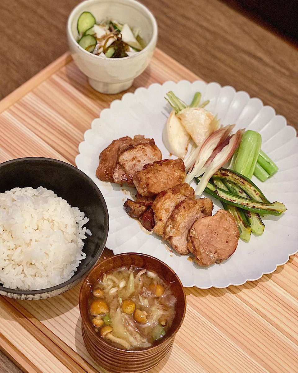 Suntygal's tweet photo. 漢方の先生に
少し貧血気味ですねと言われたので
豚��レを生姜とにんにくで焼きました
塊ぺろっとひとりで完食
我ながら良く食べる
最近また白米が美味しくて🐷💭

お盆は大活躍の善　
普通のお料理を格上げしてくれます

皆さま素敵な連休をお過ごしください❤︎
 #波乗り女子 https://t.co/3ZYnbrDHk5