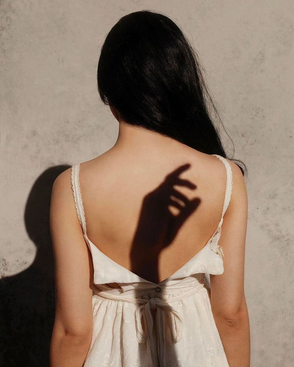 prazzlearts's tweet photo. "In the realm where light meets darkness, a gentle touch leaves a lasting impression."
Photography @alexbstoddard
#shadow #streetphotography #silhouette #sunlight #naturallight #shadowsandlight #lightandshadow #spicollective #sensuality #womenstreetphotographers #shadowside https://t.co/5fMNV8axNy