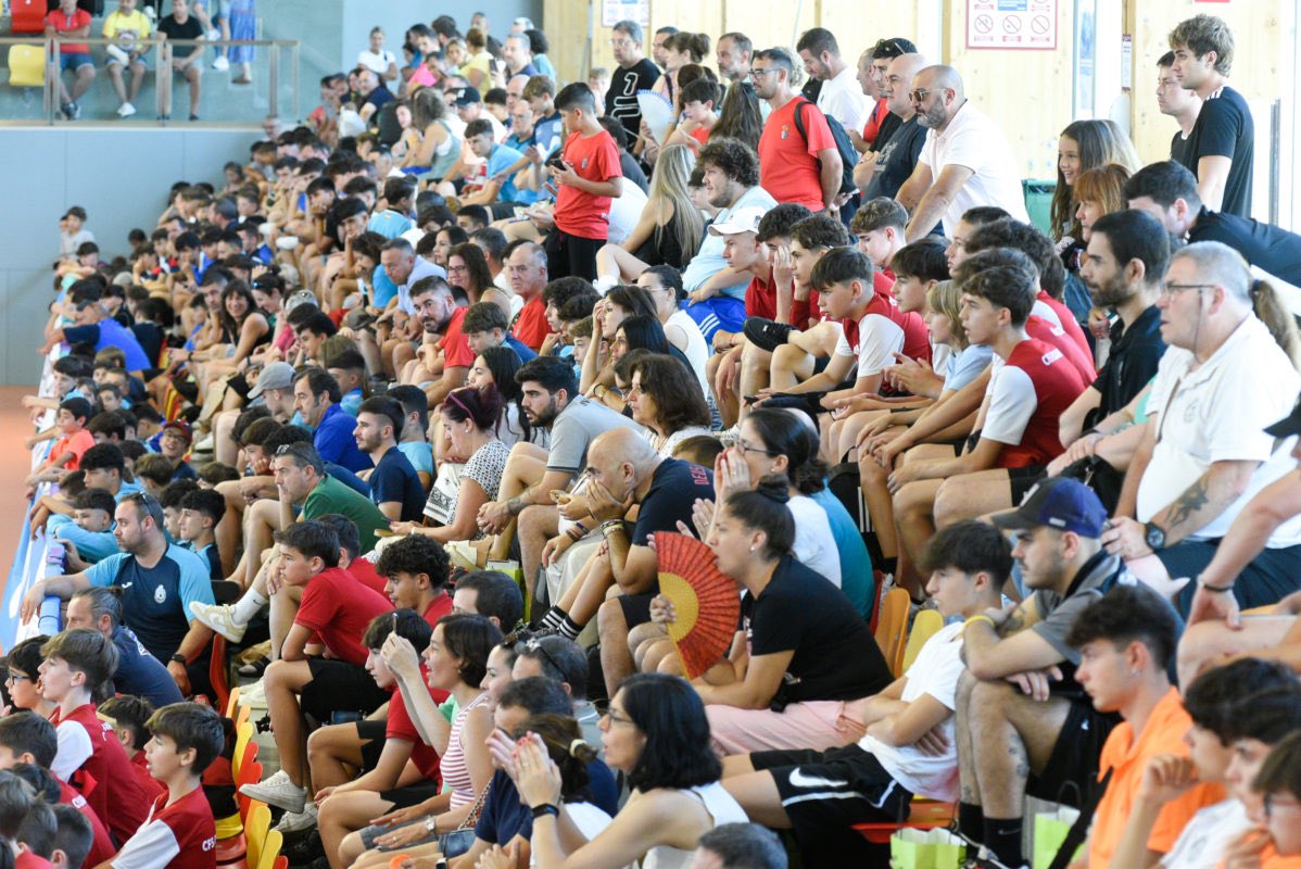 ABravoJ5's tweet photo. Lo volvimos a hacer. 

48 equipos, 120 partidos en 4 días y unas ceremonias de inauguración y clausura increíbles. 

No hay palabras de agradecimiento suficientes para todos los miembros del Staff.

Todos juntos hemos organizado el mejor Torneo del mundo del fútbol sala base. https://t.co/r7UdW1i5fX