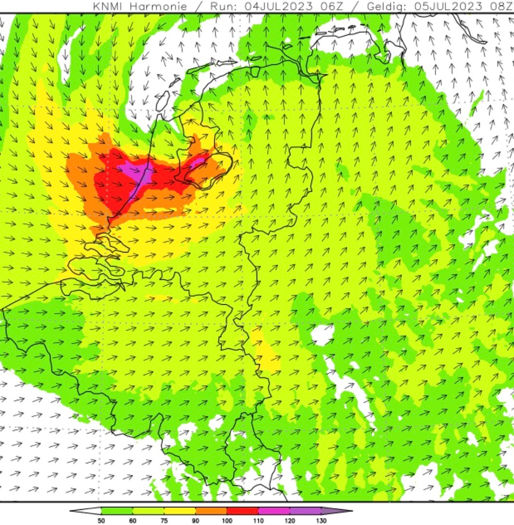 Orkaanstoten berekend voor de regio #Haarlem/#IJmuiden morgenochtend. Zou het KNMI op voorhand met code ROOD durven te komen?
Deze situatie kan ronduit gevaarlijk worden met veel schade. Bomen vol in blad en loodzwaar door de vele regen in combinatie met tempeestachtige winden.