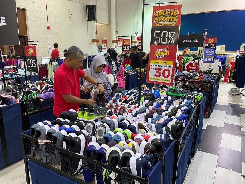 helmifirdausMY's tweet photo. Al Ikhsan tengah menggila buat clearkan stock hanya RM19 sahaja!!!

Yang mana tengah mencari barang sukan, kasut sukan, badminton, kasut jogging, barangan futsal boleh la ke cawangan Al-Ikhsan.  Banyak kasut berjenama dengan harga murah je wehh! https://t.co/pZPbT2FJ4M