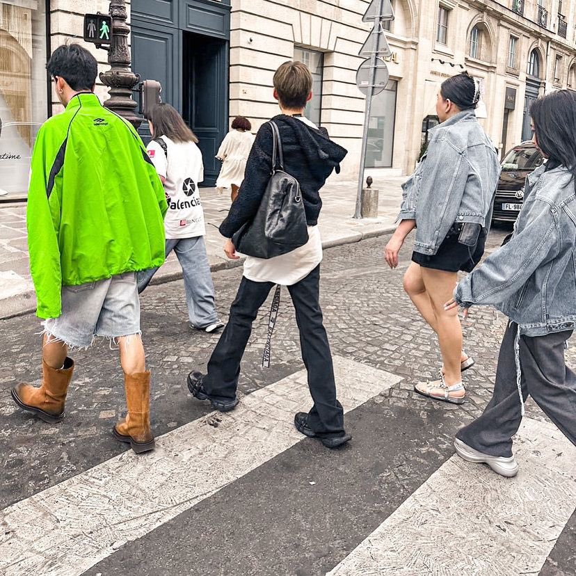 กับทีมงานหนึ่งคันรถค่าา #ppkritt #Balenciaga

cr bee_nicha