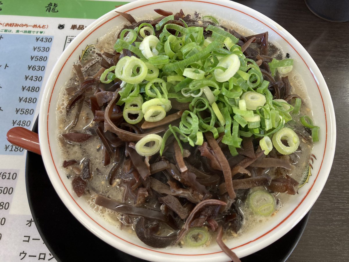 ラーメンのトッピングにキクラゲ(150円)を頼んだら麺が見えないくらいキクラゲを敷き詰められた回