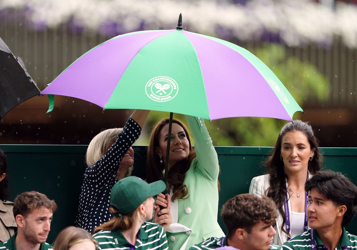 RT @duchesskatefan_: The rain has jouned Princess Catherine at Wimbledon today.
#PrincessofWales #wimbledon2023 https://t.co/CvyD3RUI8F