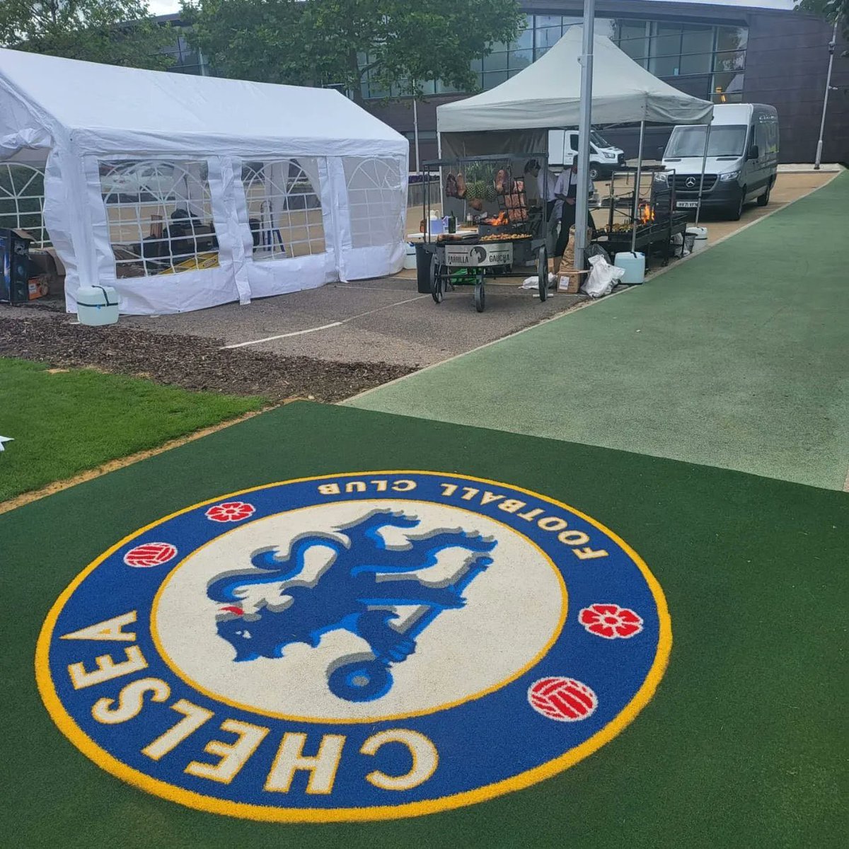DeadlineDayLive's tweet photo. 🚨 Mauricio Pochettino organised a club BBQ for all club staff to get to know each other on his first day as Chelsea manager. 🍗 🥩

(📸 @ParrillasUK) https://t.co/l6mkznlTlE