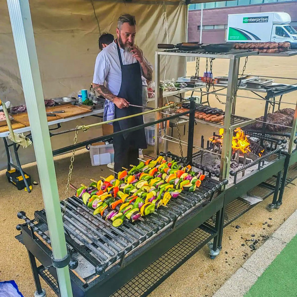 DeadlineDayLive's tweet photo. 🚨 Mauricio Pochettino organised a club BBQ for all club staff to get to know each other on his first day as Chelsea manager. 🍗 🥩

(📸 @ParrillasUK) https://t.co/l6mkznlTlE