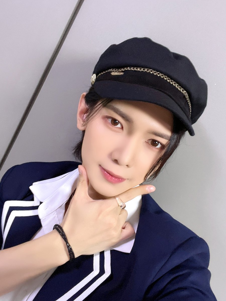ATEEZofficial's tweet photo. [📷] SBS MTV '더쇼' 여상 MC Behind Photo
⠀
흐리고 비 오는 날에도
여상이의 마린 룩✨ 하나면
밝아지는 에이티니의 마음😙💙
⠀
#ATEEZ #에이티즈 #YEOSANG #여상 https://t.co/Kruz2qOeyJ