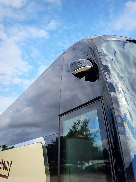 vanhool's tweet photo. The 1st Belgian T coach has left our factory in the hands of loyal customer #Toptours. Congratulations from the entire #teamvanhool! Take the wheel. Drive Safe. And enjoy the ride. 💙
https://t.co/QMOo43ARO4
#VanHool #LeadingTheWay https://t.co/IpXYwnRsky