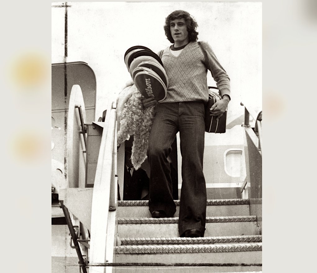GuilleVilasOK's tweet image. Diciembre 1974. El regreso de @GuilleVilasOK a Buenos Aires luego de ganar el #Masters en Melbourne sobre césped –al rumano Ilie #Nastase por 7-6 (6) 6-2 3-6 3-6 6-4 en la final– y ubicarse 5º del mundo. También obtuvo el #GrandPrix.

✍️ EP|Press 📷 #ArchivoGV