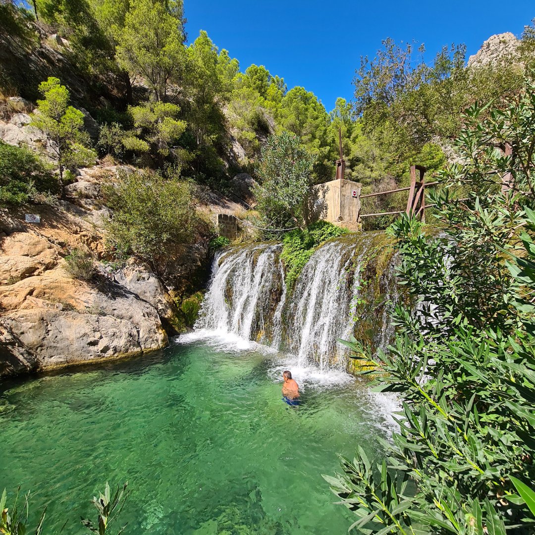 costablancaorg's tweet photo. ¿Preparado para un día en un paraíso natural lleno de aventura? 🥰 Vive una experiencia única en Callosa d'en Sarrià, un destino que combina maravillas naturales con dinosaurios 🦖💦
Ven y disfruta de la #CostaBlanca  👉 https://t.co/JDCURhMzE6 https://t.co/Q3yr9jXD08