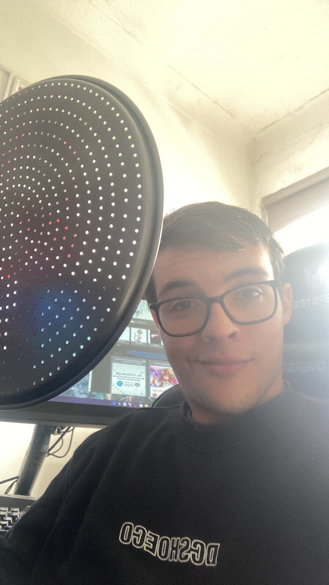 bakulutom's tweet photo. Você sabe q tá velho quando recebe uma bandeja antiaderente de assar pizza de presente de aniversário https://t.co/dsw2tjnSca