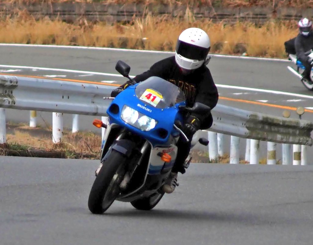 LOVEGR7DA's tweet photo. GSX-Rでラリーに出たり初期型TWでラリーに出たり空冷ビートルでラリーに出たりしてる22歳です。 https://t.co/PtggbLlsSN