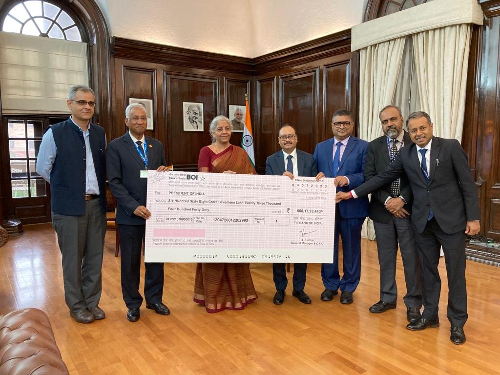 Smt <a href="/nsitharaman/">Nirmala Sitharaman</a> receives a dividend cheque of Rs 668.17 crore for FY 2022-23 from Shri Rajneesh Karnatak, Managing Director &amp; CEO <a href="/BankofIndia_IN/">Bank of India</a>.