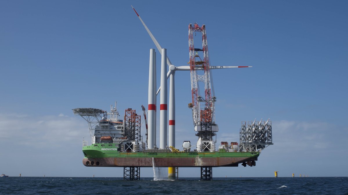 EDF_power's tweet photo. [#OperationReussie🌊] La 1ère éolienne du parc @EolienMerFecamp a été installée avec succès ! Très fiers du travail accompli par les équipes @EDF_RE et nos partenaires @Enbridge @cppinvestments @SkybornRE_FR @DEMEgroup @SiemensGamesaFr 🌊⚡Grande étape pour l'#éolien en mer en 🇫🇷 https://t.co/Bmaz3DIEmc