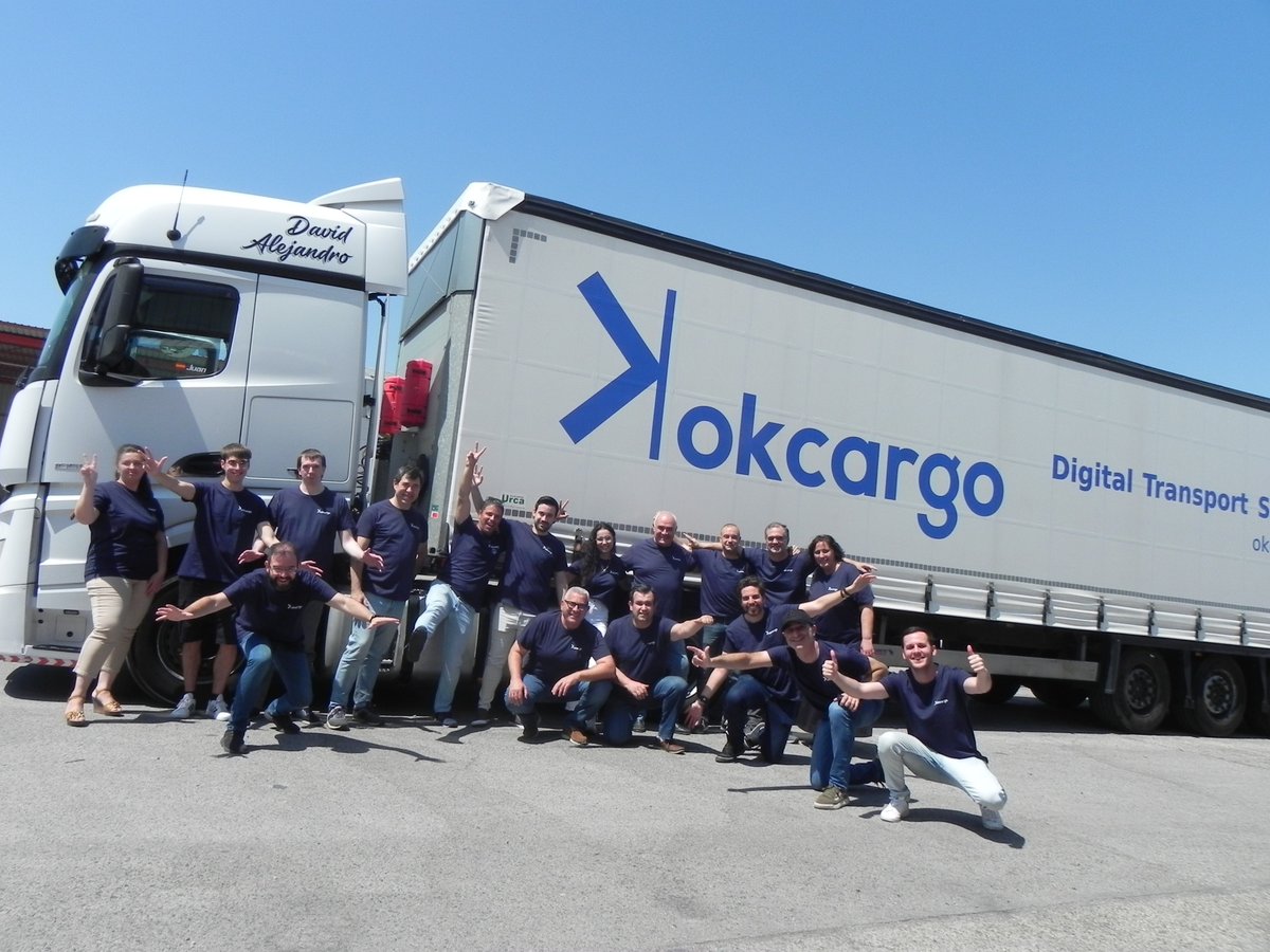 ok_cargo's tweet photo. ¡¡Hoy os presentamos la foto de familia, EQUIPAZO OkCargo!! 🚚🚚🚚
Juventud y veteranía, programadores y transportistas de toda la vida, hombres y mujeres, ruedas y algoritmos, …
¡¡El equipo perfecto!! Adelante OkCargo🚀🚀🚀
#OkCargo #TransportePorCarretera #OperadorDigital https://t.co/VrI4K7UmxD