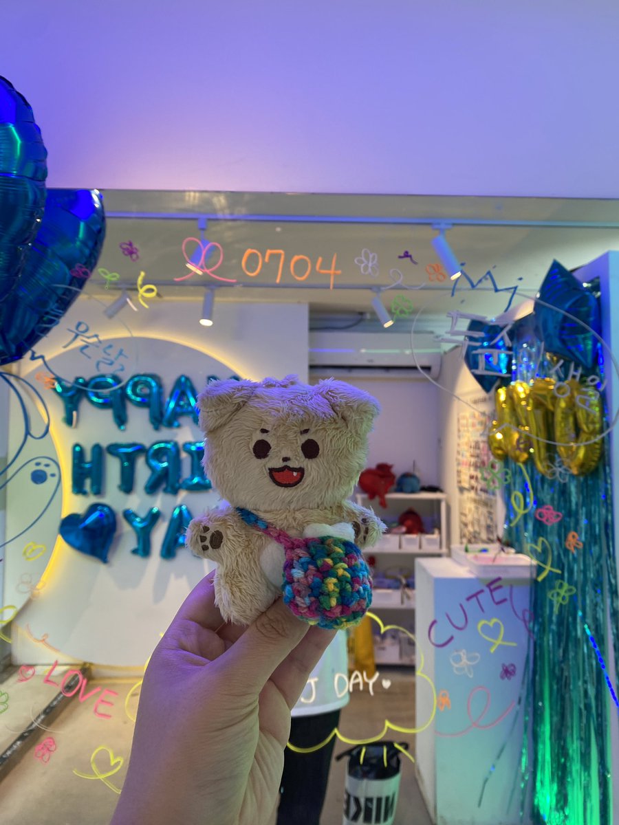 kkk0095's tweet photo. 생일날 사진 안찍으면 또 섭하니깐 나도 찍고 뜌멍이도 찍고 마지막사진에 있는 공간은 모르고 갈뻔했는데 앞에 계신분들 덕분에 놓치지않고 구경했다💙

#찬란한_두준이의_여름을_기억하며
#어느여름날_두준이와의_추억한장 https://t.co/JEIupjVyBP