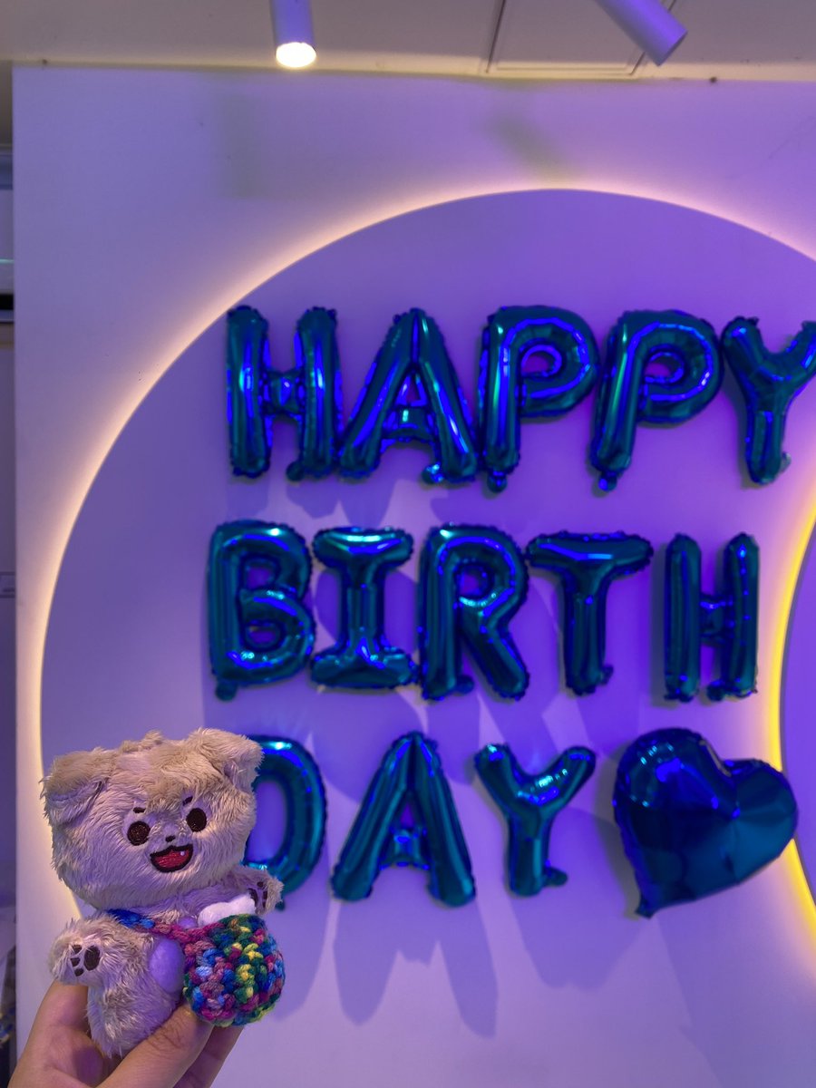 kkk0095's tweet photo. 생일날 사진 안찍으면 또 섭하니깐 나도 찍고 뜌멍이도 찍고 마지막사진에 있는 공간은 모르고 갈뻔했는데 앞에 계신분들 덕분에 놓치지않고 구경했다💙

#찬란한_두준이의_여름을_기억하며
#어느여름날_두준이와의_추억한장 https://t.co/JEIupjVyBP