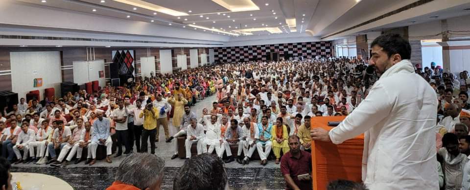MohitBeniwalBJP's tweet photo. आज नकुड़, जनपद सहारनपुर में केंद्र की भाजपा सरकार के सेवा, सुशासन एवं गरीब कल्याण के सफलतापूर्वक 9 वर्ष पूर्ण होने के सुअवसर पर आयोजित "जनसभा" को प्रदेश के यशस्वी मा० प्रदेश अध्यक्ष आदरणीय श्री @Bhupendraupbjp जी व गुजरात के पूर्व उप-मुख्यमंत्री श्री नितिन पटेल जी ने सम्बोधित किया व देश के यशस्वी प्रधानमंत्री श्री @narendramodi जी के कुशल नेतृत्व में केंद्र की भाजपा सरकार द्वारा चलाई जा रही विभिन्न जनकल्याणकारी योजनाओं व अभूतपूर्व उपलब्धियों से उपस्थित देवतुल्य जनता-जनार्दन को अवगत कराया।