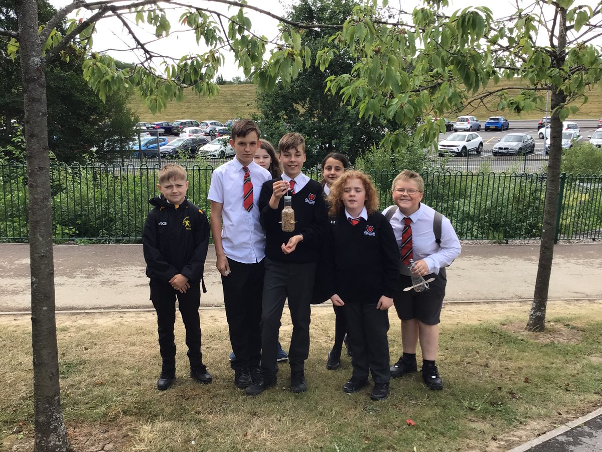 Mae'r Clwb Eco wedi bod yn gweithio'n galed i ailgylchu poteli plastig er mwyn bwydo'r adar!  Our Eco Club have been working hard to recylce plastic bottles into bird feeders! 🐦📷📷