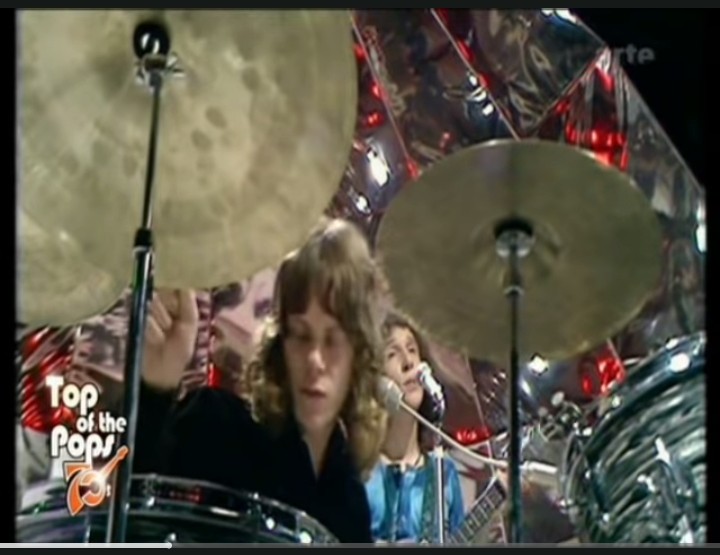 dul_dieter's tweet photo. 💎Music_JEWELS💎:
SYMPATHY - #RareBird
Alb "As Your Mind Flys By" (1970)
Rare Bird was a PROGressive Rock band in the early 70s with #SteveGould (ld voc) #MarkAshton (dr)
#GrahamField (org)
#DavidKaffinetti (keyb), here live at
*Top Of The Pops-70s*
⤵️
https://t.co/bxLCX4en0Z https://t.co/Hdu7lU3DSi