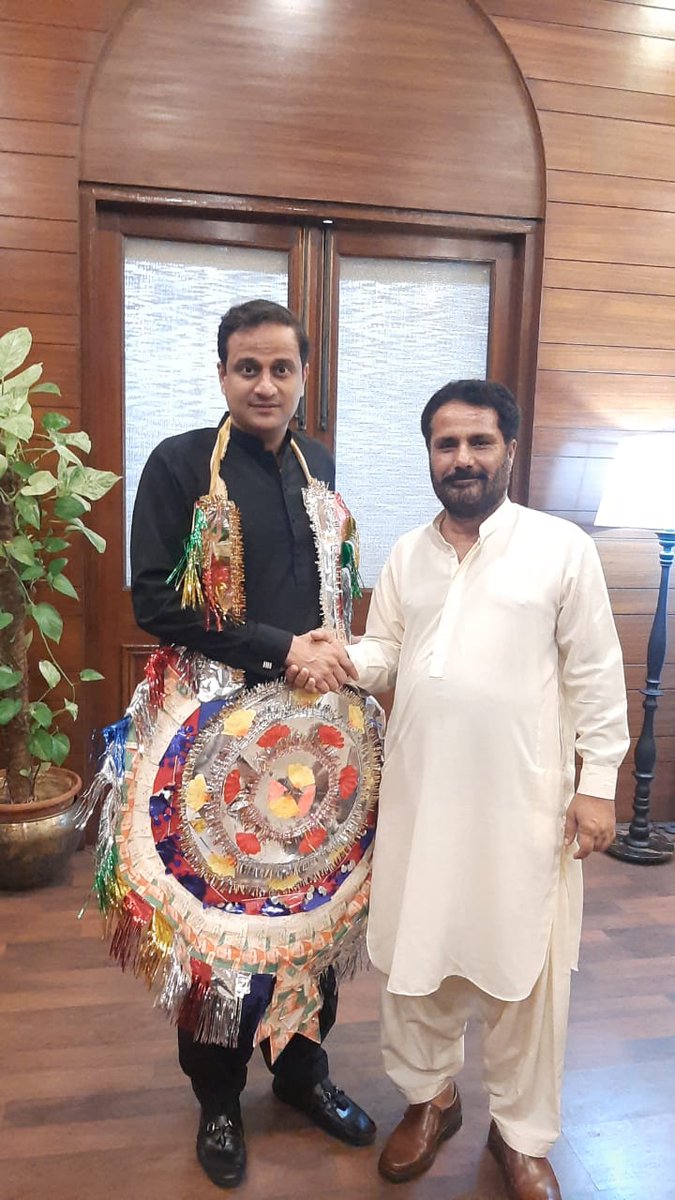 SherBajkani's tweet photo. @murtazawahab1
پاکستان پیپلز پارٹی مزدور کسان سماجی رہنما شیر محمد باجکانی ميئر کراچی مرتضيٰ وہاب مبارک باد پیش کرتے ہوئے https://t.co/7RkbNl2IA7