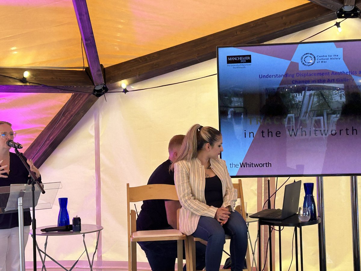Prof Ana Carden-Coyne presents an overview of the 'Traces of Displacement' research project and exhibition at @whitworthart prior to a panel discussion with <a href="/MahboobehMCR/">Mahboobeh Rajabi</a>, @a_musiyiwa and Dr Leanne Green, chaired by @sundhya_walther.
#MIF2023 <a href="/factoryintl/">Factory International</a>